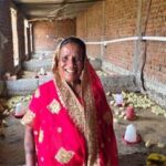 रायपुर : मजदूरी छोड़ ‘लखपति दीदी’ बनीं मति बाई, मुर्गी पालन से संवर रहा परिवार का भविष्य