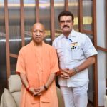 जब मिले देश के धर्मयोगी और बस्तर के कर्मयोगी* = धर्म गुरु मुख्यमंत्री योगी आदित्य नाथ से महापौर सनातनी संजय पाण्डेय की खास मुलाकात